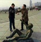 这么恶搞雕塑 雕塑也醉了
